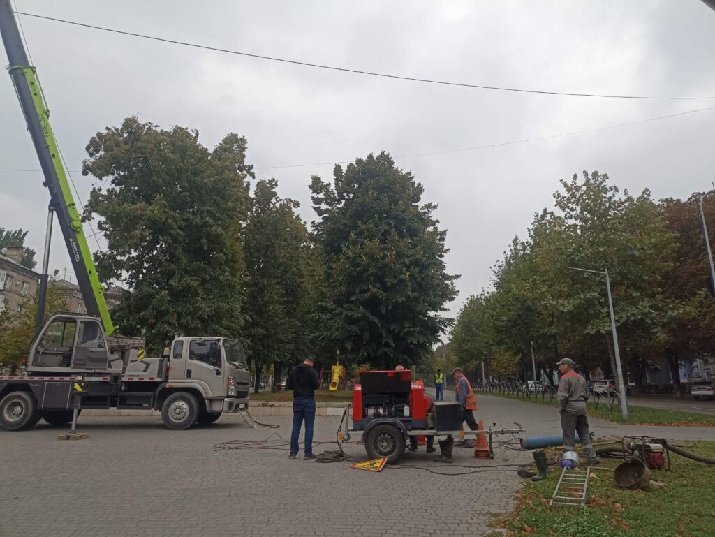 На заміну всієї магістралі бракує коштів, тому замінюють фрагменти: ремонт теплотраси проводять комунальники в центрі Кам’янського - ФОТО