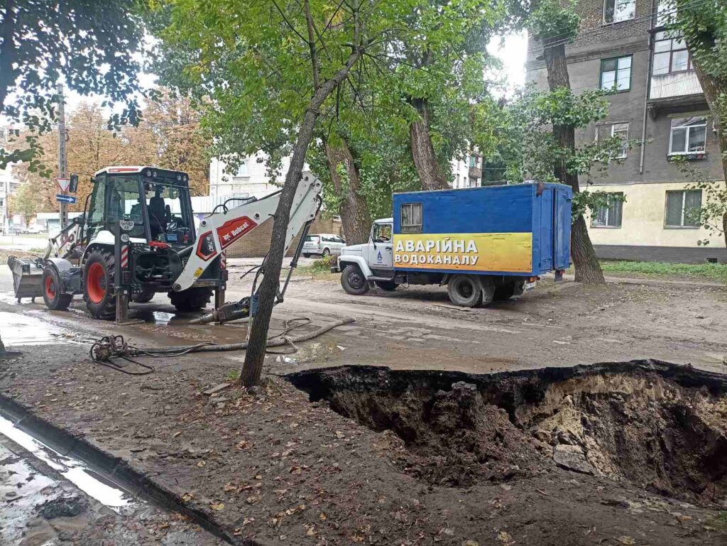Залатали непомітно для споживачів: аварію на водогоні в центрі Кам’янського ліквідували комунальники - ФОТО