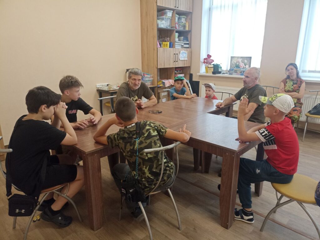 Навчають малечу простих речей - відпиляти дошку, забити цвях тощо: «Таткова майстерня» в Кам’янському готує дітей до дорослого життя - ФОТО