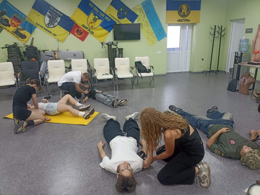 Допомагають повернутись до цивільного життя: Ветеранський простір в Кам’янському опікується військовослужбовцями та виховує патріотів - ФОТО