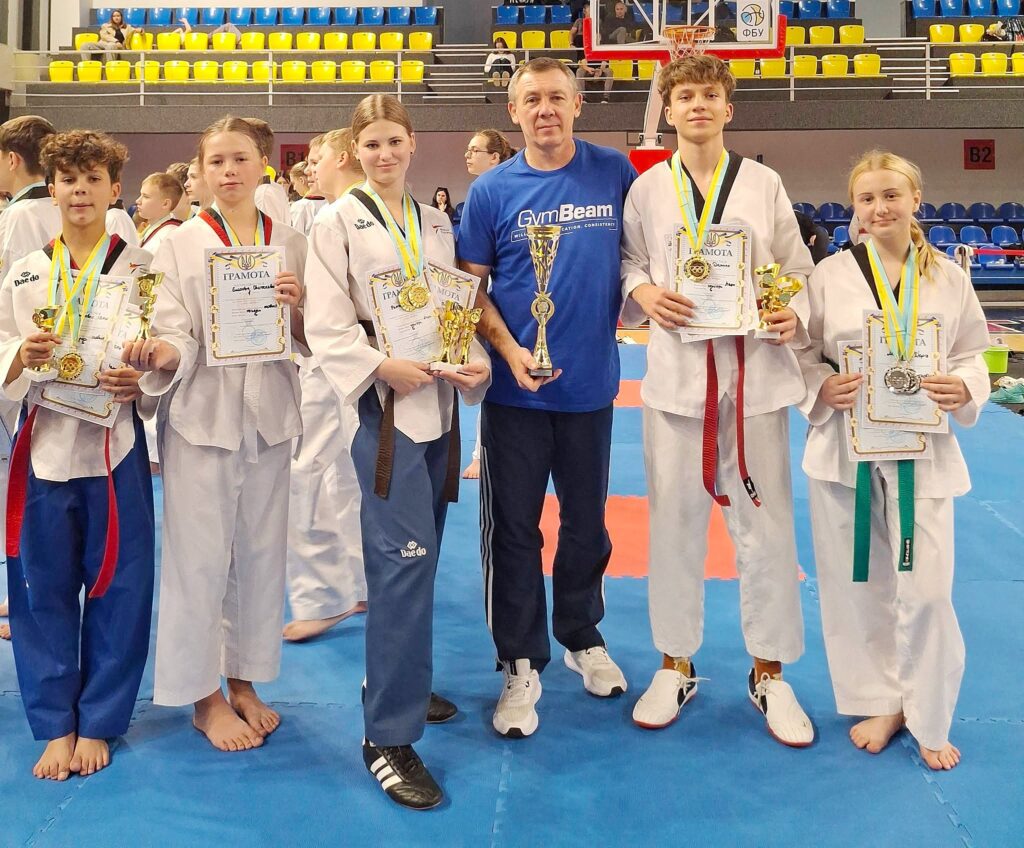 Кам'янські тхеквондисти стали абсолютними переможцями чемпіонату Дніпропетровщини, що пройшов у нашому місті - ФОТО