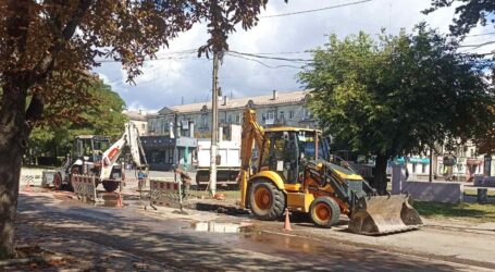 В Кам’янському в центрі міста комунальники ліквідовують аварію на водогоні