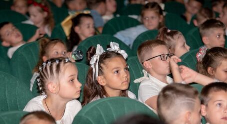 Дітей захисників та вимушених переселенців в Кам’янському привітали з Днем знань