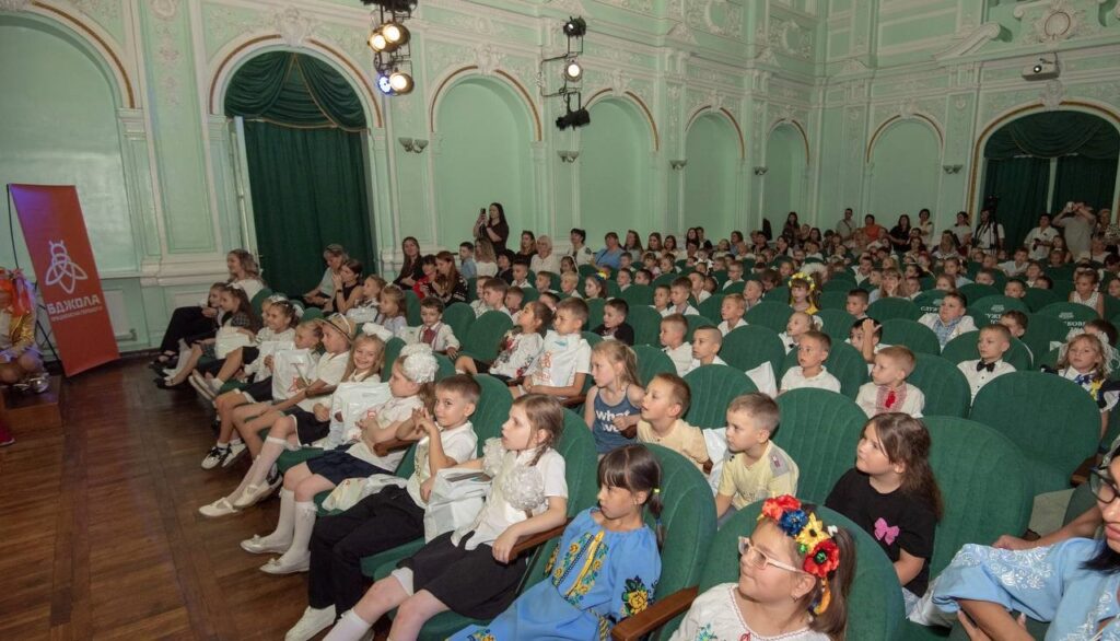 Дітей захисників та вимушених переселенців в Кам'янському привітали з Днем знань - ФОТО
