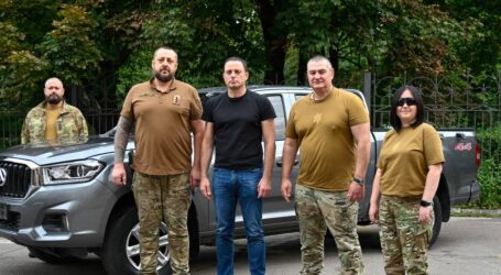 Кам’янське передало захисникам повнопривідний пікап