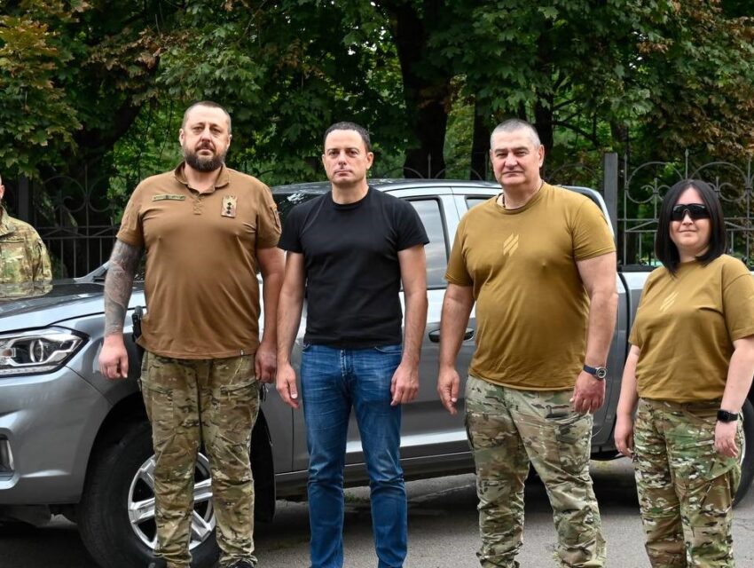Кам’янське передало захисникам повнопривідний пікап