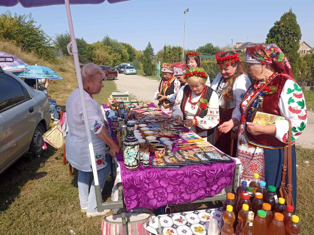Попри війну кам'янчани купують саджанці, плануючи вирощувати сади - ФОТО