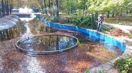 В центральному парку Кам’янського чистять фонтани від сміття(ВІДЕО)