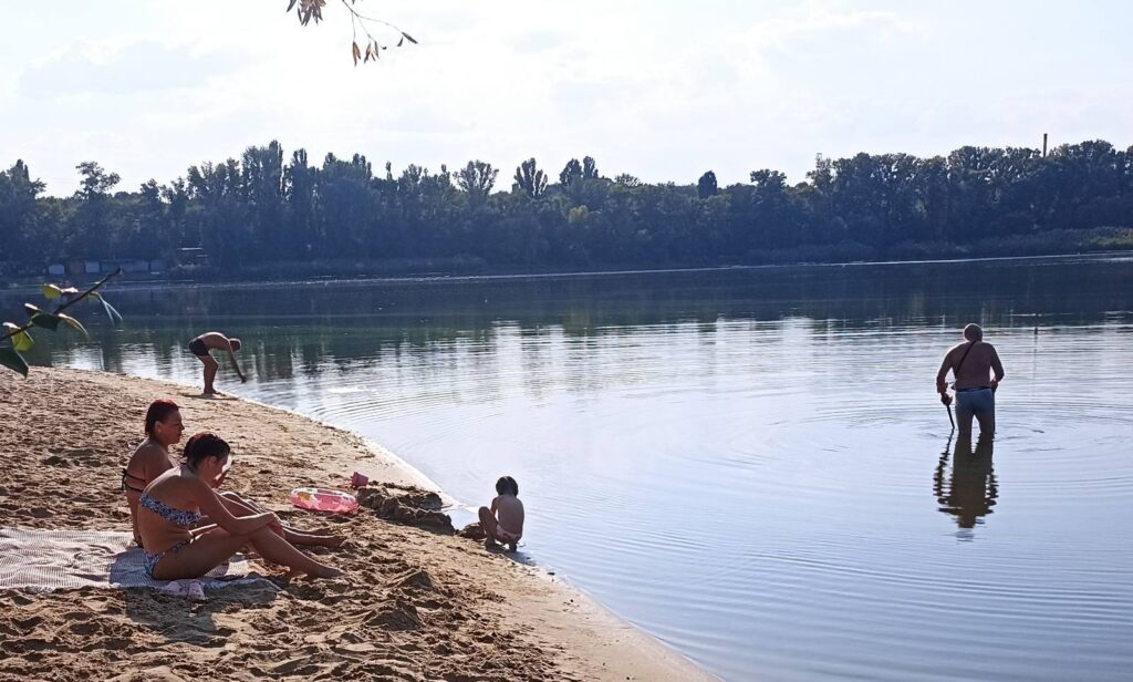 Цікавих знахідок стає дедалі менше: місцевий «шукач скарбів» розповів, що сьогодні можна знайти на пляжі у Кам'янськом - ФОТО