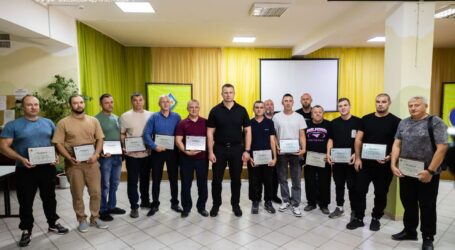 «Потиснув руку кожному, хто працював»: в Кам’янському відзначили комунальників, які у рекордні терміни побудували на Дніпропетровщині нову гілку водогону
