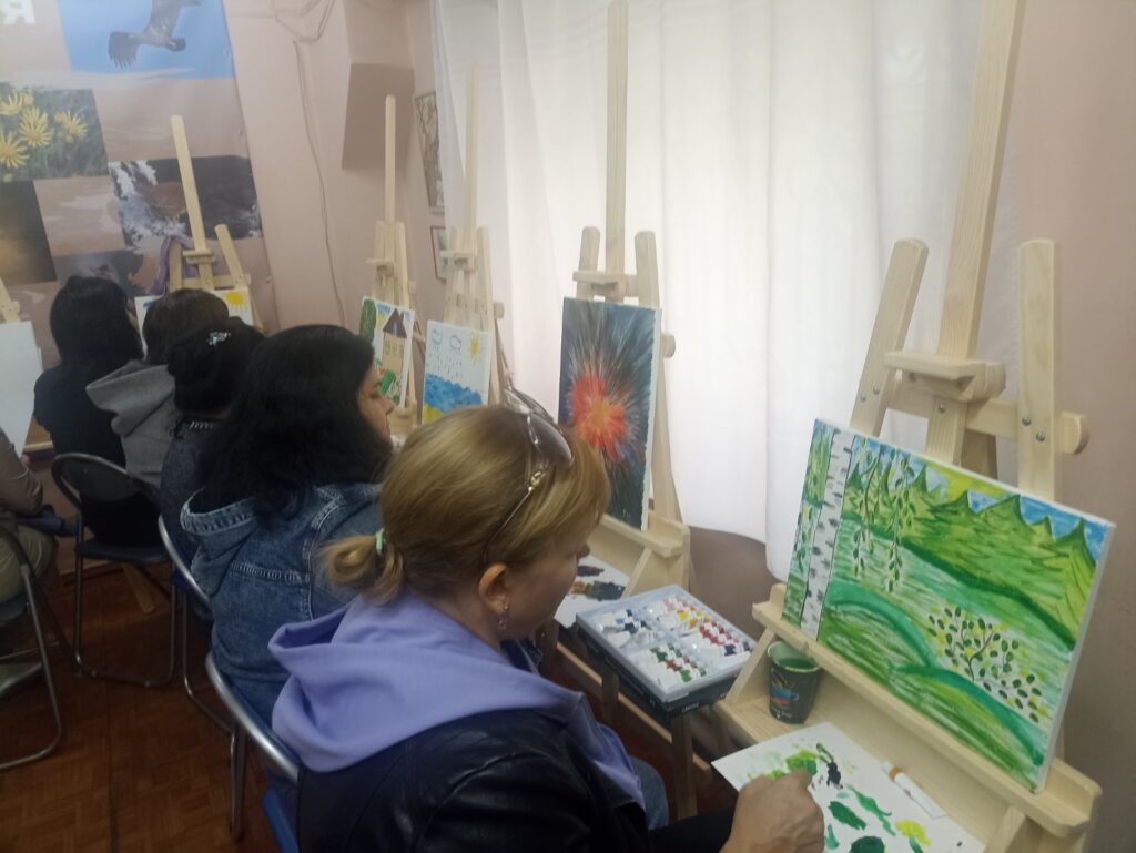 В Музеї історії Кам'янського художниця з Кривого Рогу провела артворкшоп для всіх охочих - ФОТО