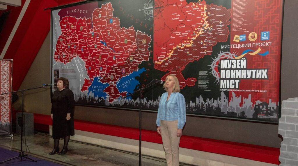 Особисті речі та спогади про відібране війною життя: в Кам'янському презентували проєкт «Музей покинутих міст» - ФОТО