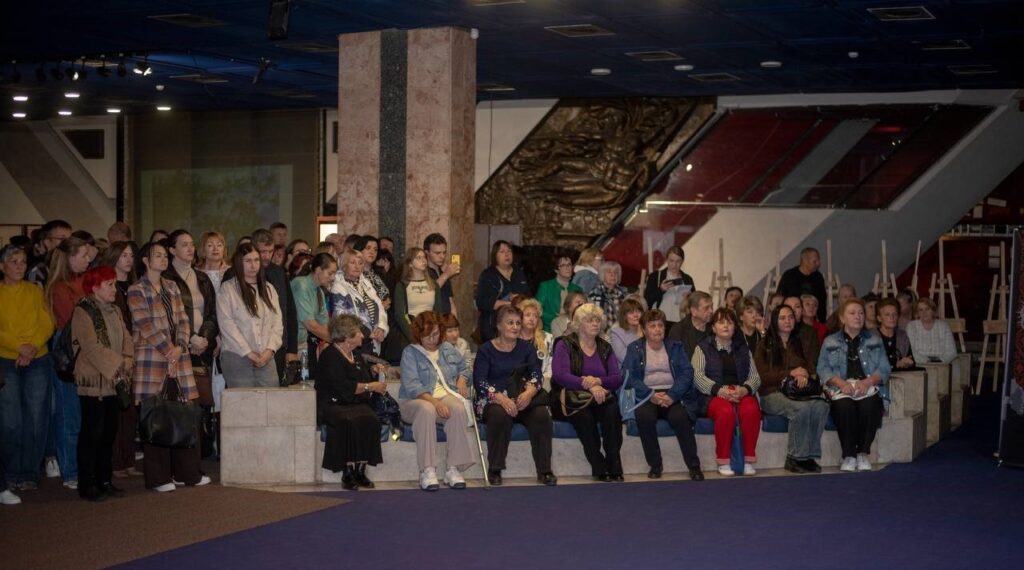 Особисті речі та спогади про відібране війною життя: в Кам'янському презентували проєкт «Музей покинутих міст» - ФОТО