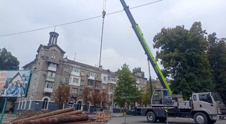 На заміну всієї магістралі бракує коштів, тому замінюють фрагменти: ремонт теплотраси проводять комунальники в центрі Кам’янського