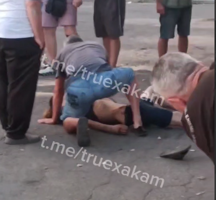 В Кам’янському під час конфлікту між поліційними та місцевими мешканцями авто правоохоронців наїхало на чоловіка 
