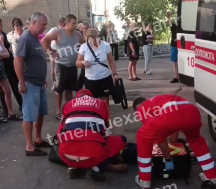 В Кам'янському під час конфлікту між поліційними та місцевими мешканцями авто правоохоронців наїхало на чоловіка  - ФОТО