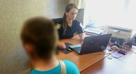 Чіплявся до людей та провокував конфлікти: в Кам’янському в центрі міста чоловік поранив перехожого розкладним ножем