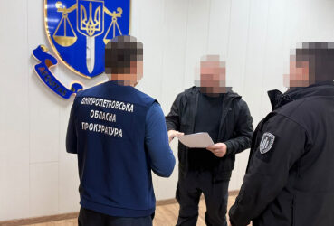 Поліційному, що наїхав службовим авто на чоловіка на Лівобережжі Кам’янського під час конфлікту, — повідомили про підозру