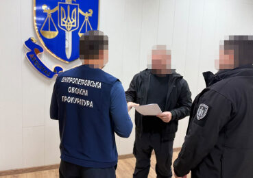 Поліційному, що наїхав службовим авто на чоловіка на Лівобережжі Кам’янського під час конфлікту, — повідомили про підозру