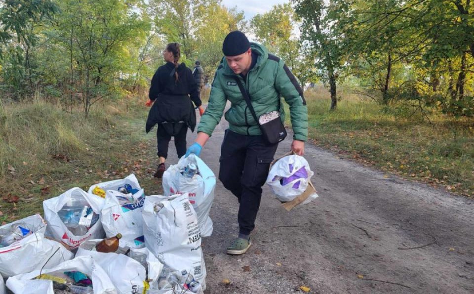 В Кам’янському на Зеленому острові рибалки прибрали сміття та позмагались у вилові риби - ФОТО