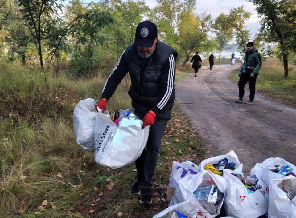 В Кам’янському на Зеленому острові рибалки прибрали сміття та позмагались у вилові риби - ФОТО