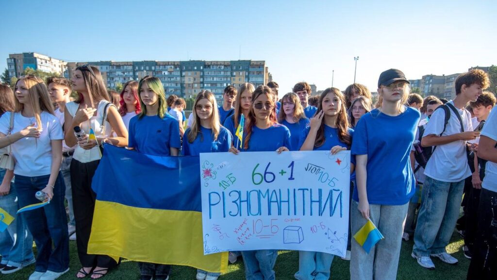 В школах Кам'янського пролунав перший дзвоник - ФОТО