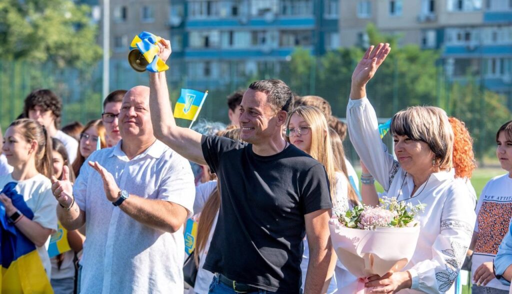 В школах Кам'янського пролунав перший дзвоник - ФОТО
