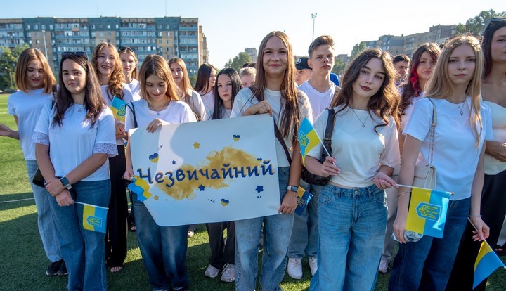 В школах Кам'янського пролунав перший дзвоник - ФОТО