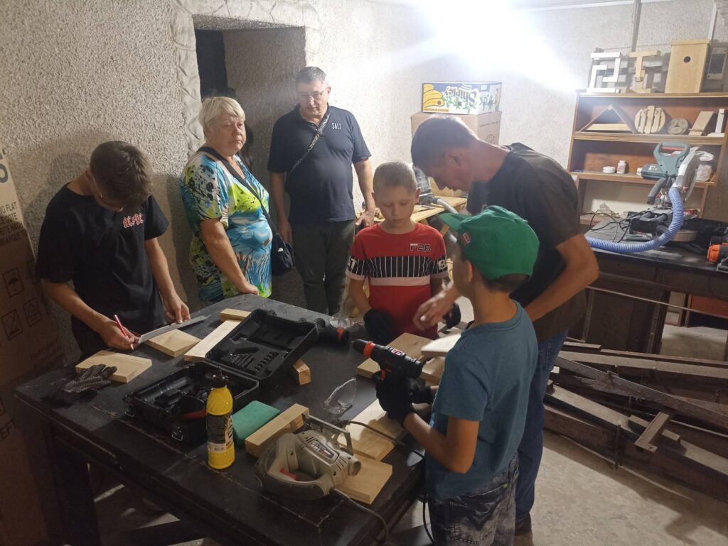 Навчають малечу простих речей - відпиляти дошку, забити цвях тощо: «Таткова майстерня» в Кам’янському готує дітей до дорослого життя - ФОТО