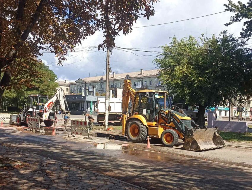 В Кам’янському в центрі міста комунальники ліквідовують аварію на водогоні