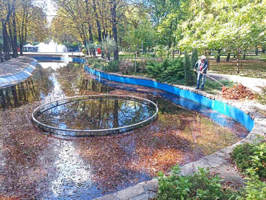 В центральному парку Кам’янського чистять фонтани від сміття(ВІДЕО)