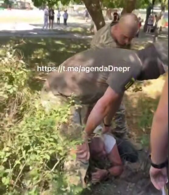 У Дніпрі під час переслідування чоловіка представники ТЦК увірвалися на територію гімназії під час уроку: від розпиленого газу постраждали дітибули на уроці фізкультури