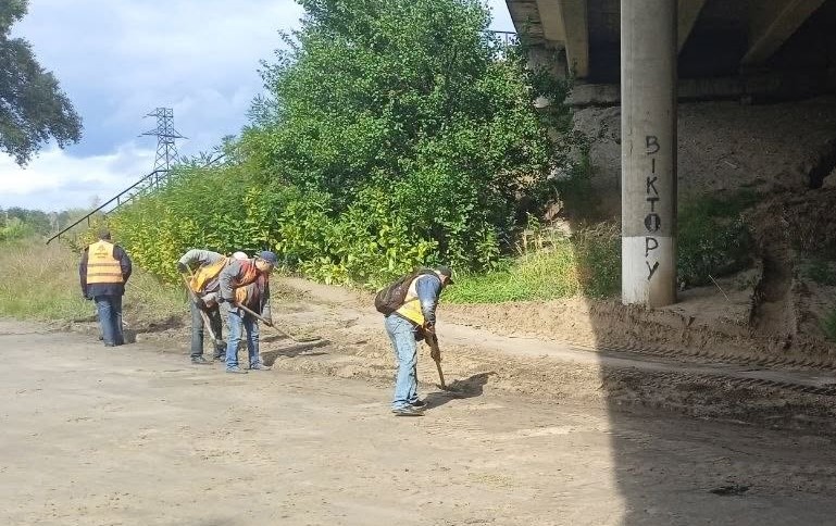 В Кам'янському на Курилівському мосту комунальники ліквідували промоїну, яка з'явилась через минулу негоду - ФОТО