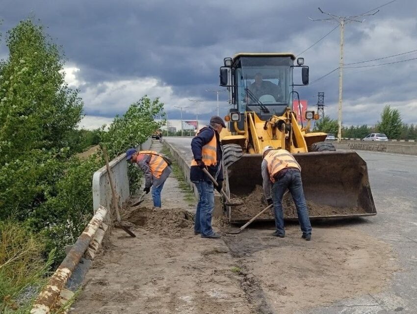 В Кам’янському на Курилівському мосту комунальники ліквідували промоїну, яка з’явилась через минулу негоду
