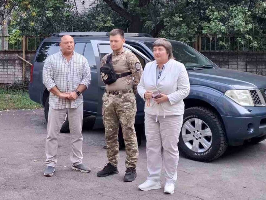 Освітяни Кам’янського передали військовим вже 58-й автомобіль