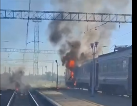 ОНОВЛЕНО! Ворог поцілив по поїзду Дніпро-Запоріжжя: пасажири не постраждали, загинула провідниця