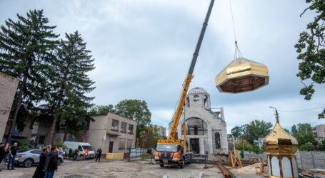 В Кам’янському на будівлі Козацької церкви Пресвятої Покрови ПЦУ встановили центральний купол