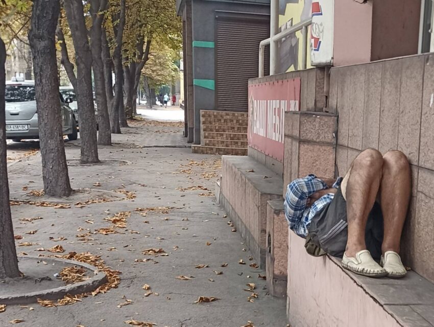 Це може статись з кожним будь-коли: що робити, коли побачили непритомну людину, яка лежить на вулиці