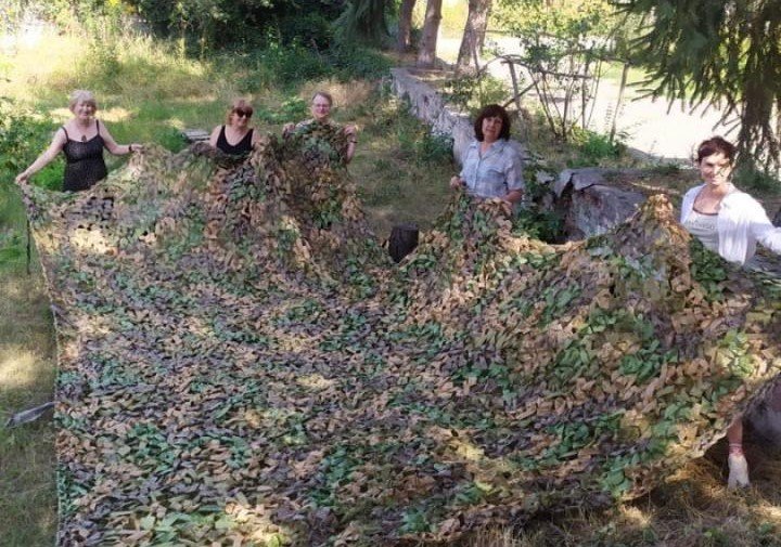 В Кам'янському волонтерки, що плетуть маскувальні сітки для військових, шукають приміщення для роботи - ФОТО
