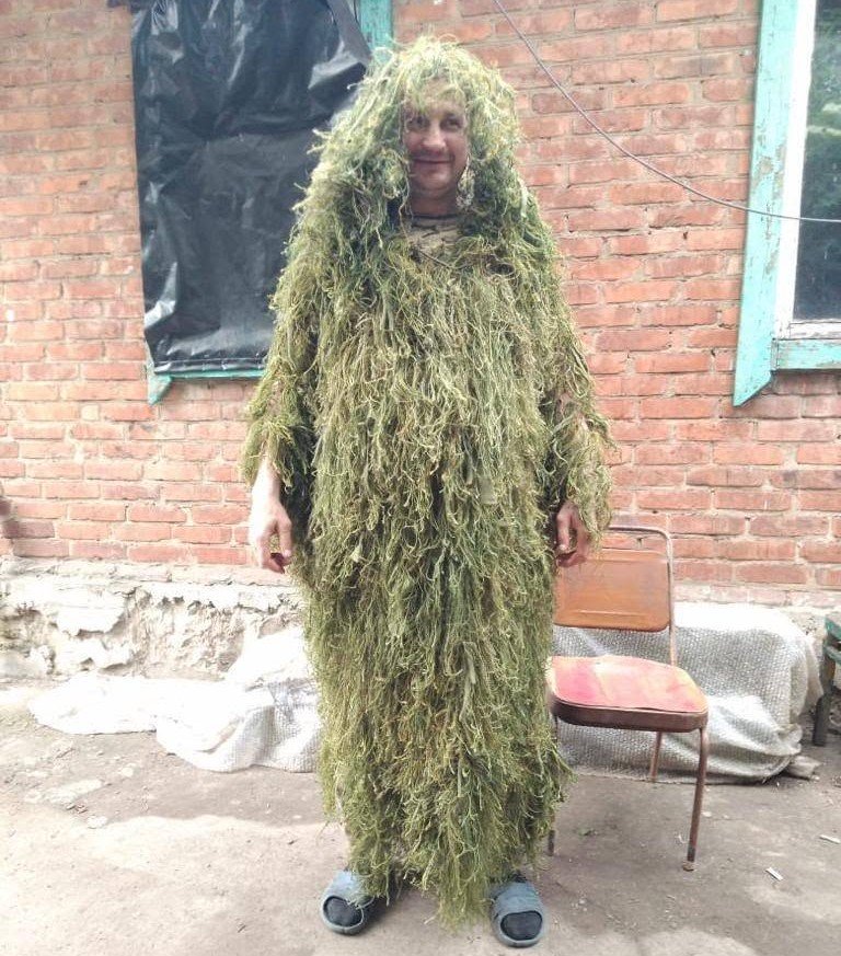В Кам'янському волонтерки, що плетуть маскувальні сітки для військових, шукають приміщення для роботи - ФОТО