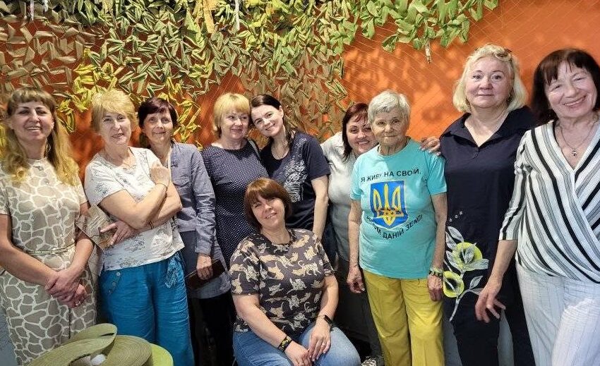 В Кам’янському волонтерки, що плетуть маскувальні сітки для військових, шукають приміщення для роботи