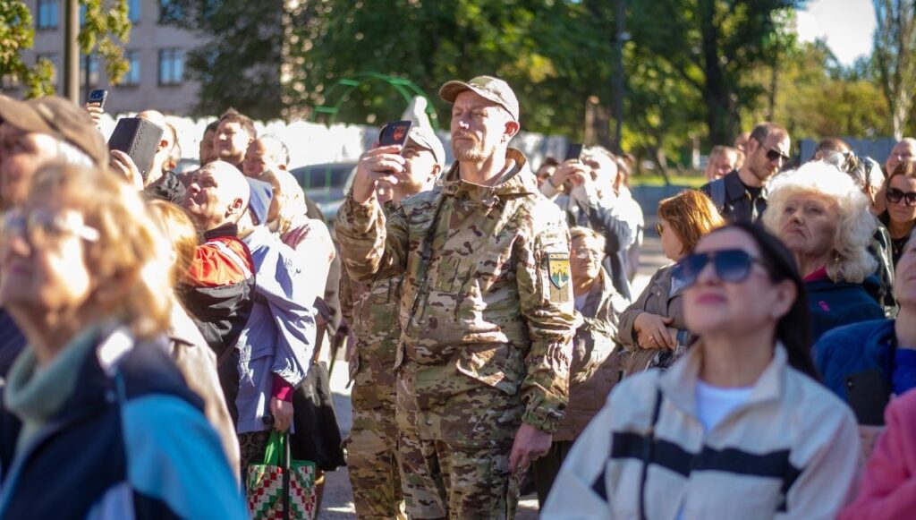 В Кам'янському на центральному куполі Козацької церкви Пресвятої Покрови встановили освячений хрест - ФОТО