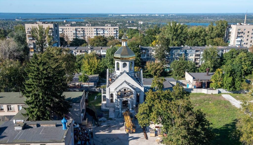 В Кам'янському на центральному куполі Козацької церкви Пресвятої Покрови встановили освячений хрест - ФОТО