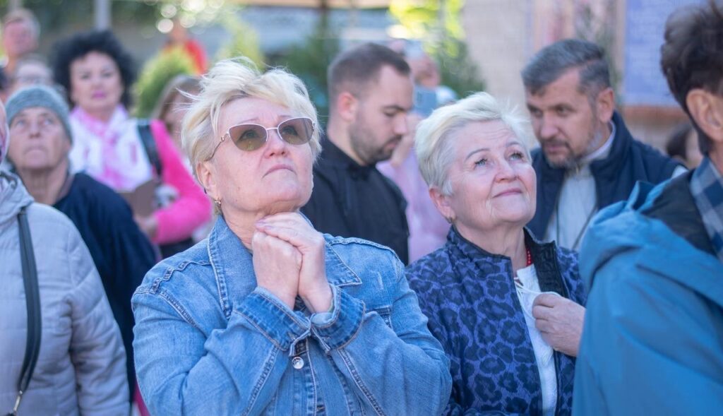 В Кам'янському на центральному куполі Козацької церкви Пресвятої Покрови встановили освячений хрест - ФОТО