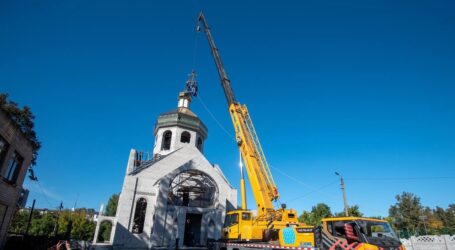 В Кам’янському на центральному куполі Козацької церкви Пресвятої Покрови встановили освячений хрест