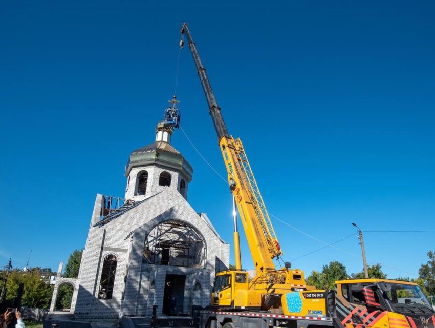 В Кам’янському на центральному куполі Козацької церкви Пресвятої Покрови встановили освячений хрест