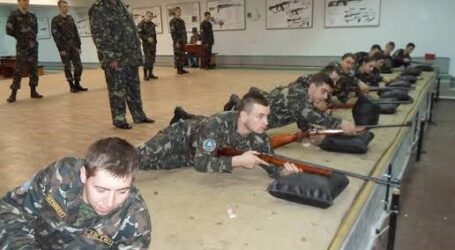 Поводження зі зброєю, мінна безпека та домедична допомога: в Україні з 1 жовтня студентів навчатимуть “Основ національного спротиву”