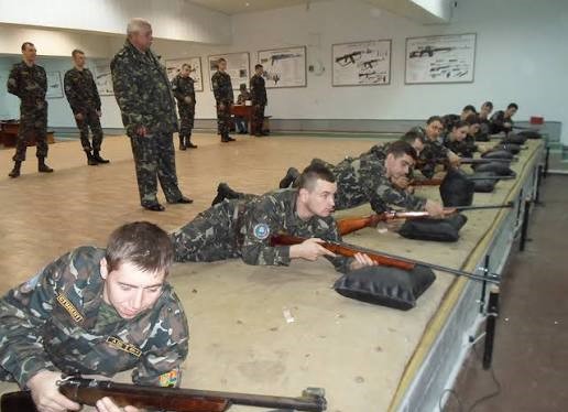 Поводження зі зброєю, мінна безпека та домедична допомога: в Україні з 1 жовтня студентів навчатимуть “Основ національного спротиву”